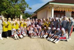 MTsN 7 Lima Puluh Kota Meriahkan Pawai HUT RI ke-80 di Nagari Maek dengan Nuansa Kesederhanaan